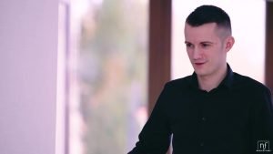 İş görüşmesinde kendini kanıtlayan sarışın