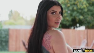 Latin milf kadın kendi kendini eğlendiriyor