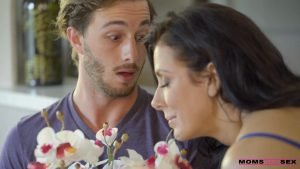 Öz kardeşini sikip tecavüz ediyor ensest porno