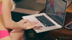 Japon kız kardeşlerden ateşli lezbiyen porno