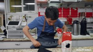 Kızları üst üste koyup öyle sikiyor