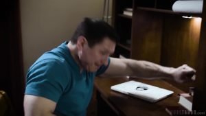 Sarışın karısını siktirip videoya alıyor