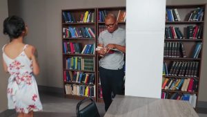 Para karşılığında arabanın arkasında seks yaptı