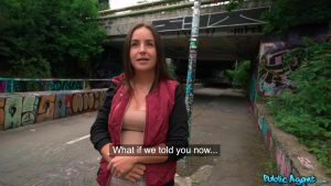 Para için kendini siktiriyor amatör porno
